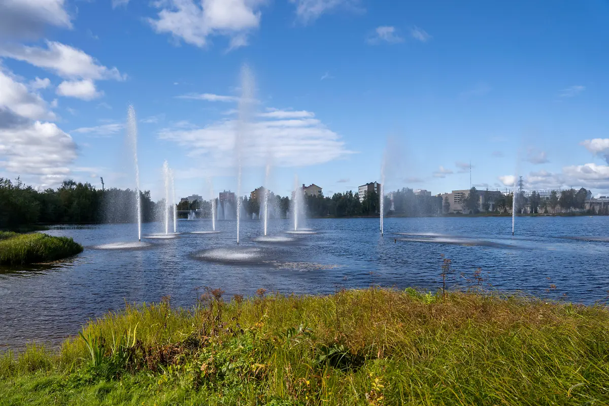 Finland-Oulu-2021-09-02-Fountains-in-front-of-Hupisaaret-Park-at-the-mouth-of-the-Oulujoki-River-into-the-Baltic-Sea-Photograph-by-Antoine-Boureau-Hans-Lucas-Finlande-Oulu-2021-09-02-Fontaines-en-face-du-parc-Hupisaaret-a-l-embouchure-du-fleuve-Oulujoki-dans-la-mer-Baltique-Photographie-par-Antoine-Boureau-Hans-Lucas