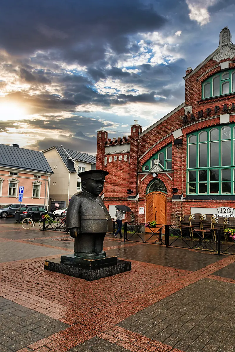 Toripolliisi-Marktpolizist-Statue-aus-Bronze-auf-dem-Marktplatz-Bildhauer-Kaarlo-Mikkonen-Oulu-Nordoesterbotten-Finnland-Europa