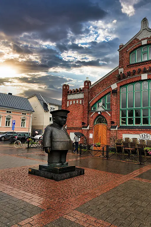 Toripolliisi-Marktpolizist-Statue-aus-Bronze-auf-dem-Marktplatz-Bildhauer-Kaarlo-Mikkonen-Oulu-Nordoesterbotten-Finnland-Europa