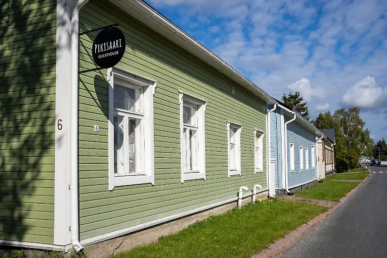 Finland-Oulu-2021-09-02-Colorful-old-wooden-houses-on-Pikisaari-Island-in-Oulu-Finland-Photograph-by-Antoine-Boureau-Hans-Lucas-Finland-Oulu-2021-09-02-Maisons-colorees-ancienne-en-bois-sur-l-ile-de-Pikisaari-a-Oulu-Finlande-Photographie-par-Antoine-Boureau-Hans-Lucas