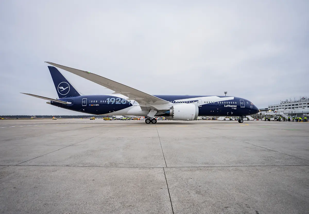 Die-Boeing-787-mit-100-Jahre-Kranich-Sonderlackierung-ist-auf-dem-Rhein-Main-Airport-gelandet-und-steht-auf-dem-Vorfeld-Seit-1926-fliegen-Lufthansa-Flugzeuge-im-Zeichen-des-Kranichs-Anlaesslich-dieses-Jubilaeums-erhaelt-die-Airline-eine-Boeing-787-mit-100-Jahre-Kranich-Sonderlackierung