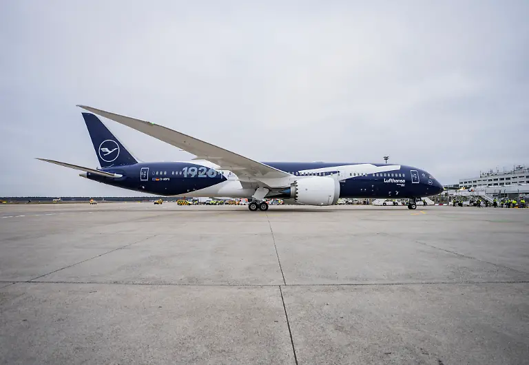 Die-Boeing-787-mit-100-Jahre-Kranich-Sonderlackierung-ist-auf-dem-Rhein-Main-Airport-gelandet-und-steht-auf-dem-Vorfeld-Seit-1926-fliegen-Lufthansa-Flugzeuge-im-Zeichen-des-Kranichs-Anlaesslich-dieses-Jubilaeums-erhaelt-die-Airline-eine-Boeing-787-mit-100-Jahre-Kranich-Sonderlackierung