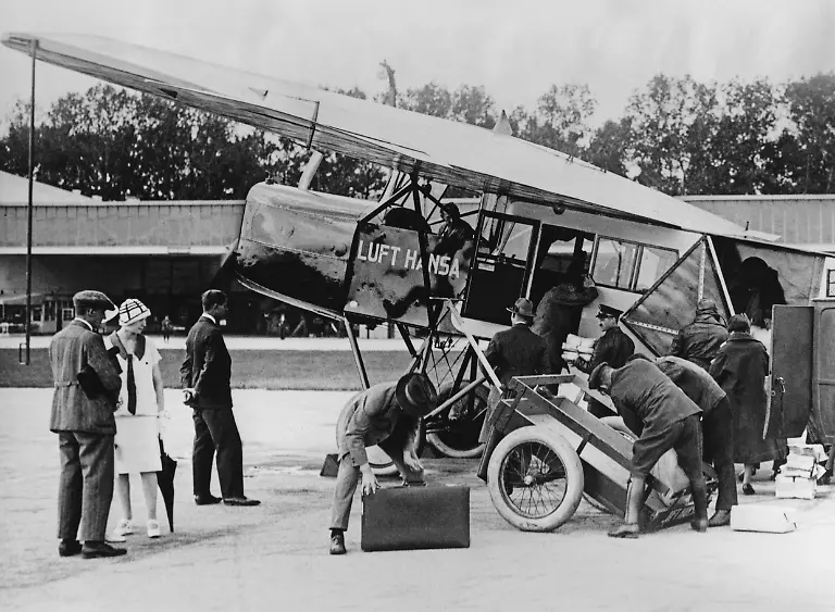 Mit-einer-Fokker-Grulich-E-I-IV-nahm-die-Deutsche-Lufthansa-am-6-Januar-1926-den-Flugbetrieb-von-Berlin-Tempelhof-via-Halle-Erfurt-und-Stuttgart-nach-Zuerich-auf