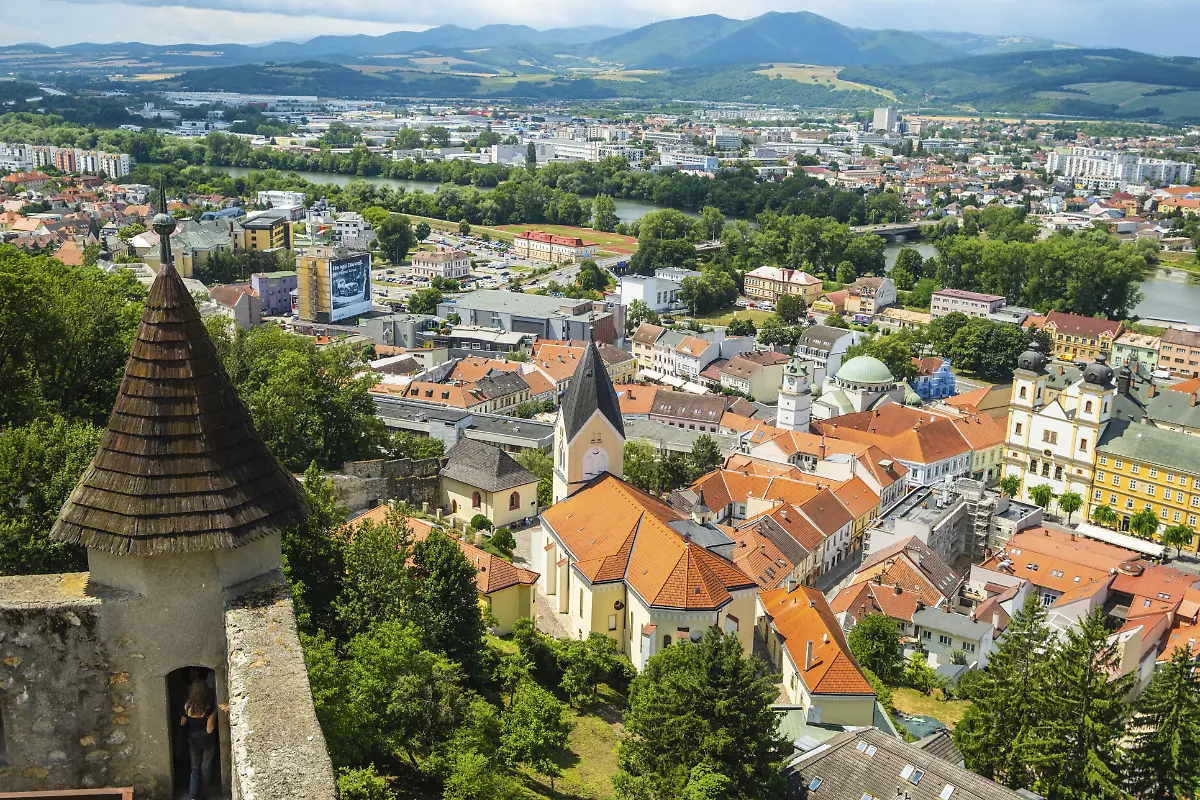 Blick-von-der-Burg-auf-die-Stadt-Tren-in-die-Pfarrkirche-der-Geburt-der-Jungfrau-Maria-und-die-Neologe-Synagoge-sowie-die-Altstadt-von-Trencin-Kulturhauptstadt-2026-Tren-in-Slowakei
