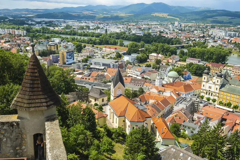 Blick-von-der-Burg-auf-die-Stadt-Tren-in-die-Pfarrkirche-der-Geburt-der-Jungfrau-Maria-und-die-Neologe-Synagoge-sowie-die-Altstadt-von-Trencin-Kulturhauptstadt-2026-Tren-in-Slowakei