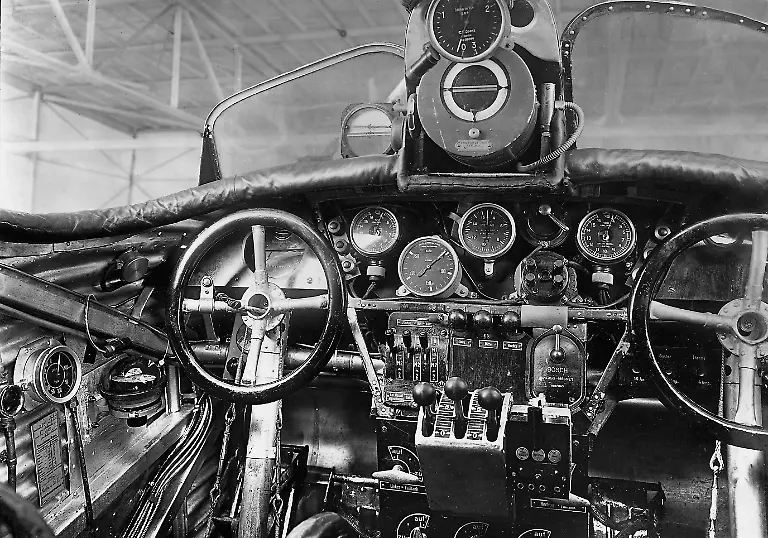 Die-Armaturen-in-der-Pilotenkanzel-einer-Passagiermaschine-der-Lufthansa-Aufnahmedatum-01-01-1926-31-12