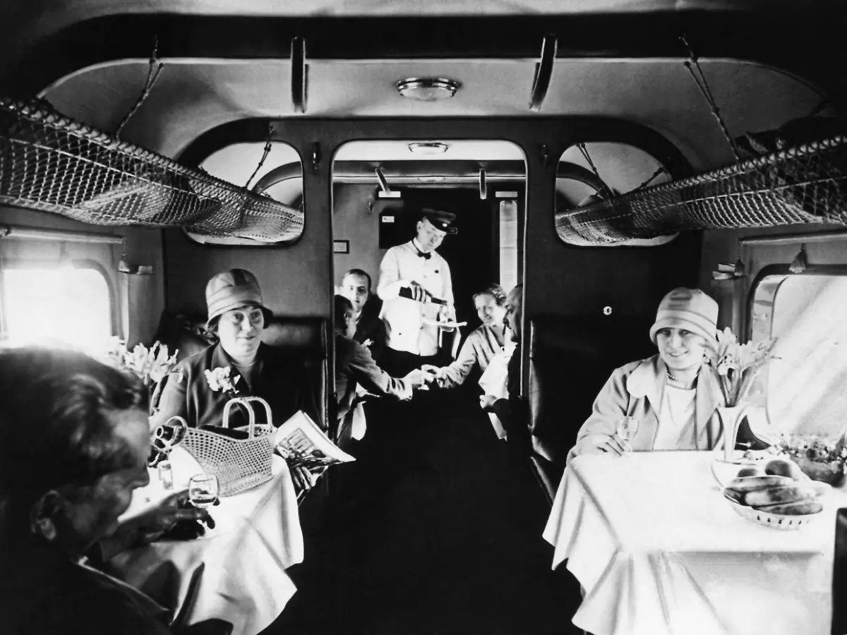 Steward-und-Passagiere-in-der-Kabine-einer-Junkers-G-31-der-Lufthansa-Im-April-fuehrte-die-Lufthansa-auf-der-Strecke-Paris-Berlin-einen-Bordservice-mit-Verpflegung-ein-Aufnahmedatum-01-01-1928-31-12