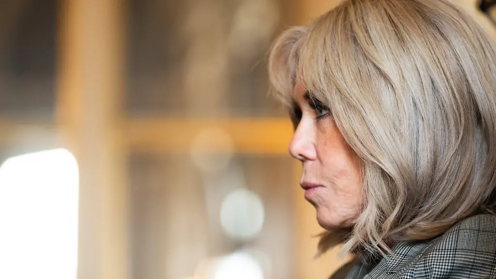 Brigitte-Macron-French-first-Lady-during-a-ceremony-the-French-singer-and-actress-Line-Renaud-presents-to-the-French-Minister-of-Culture-a-letter-of-donation-of-her-archives-including-her-logbooks-covering-80-years-on-stage-which-will-shortly-be-handed-over-to-the-French-National-Archives-Ministry-of-Culture-Paris-France-Monday-May-12-2025-01ACCORSINIJEANNE-PRESSE