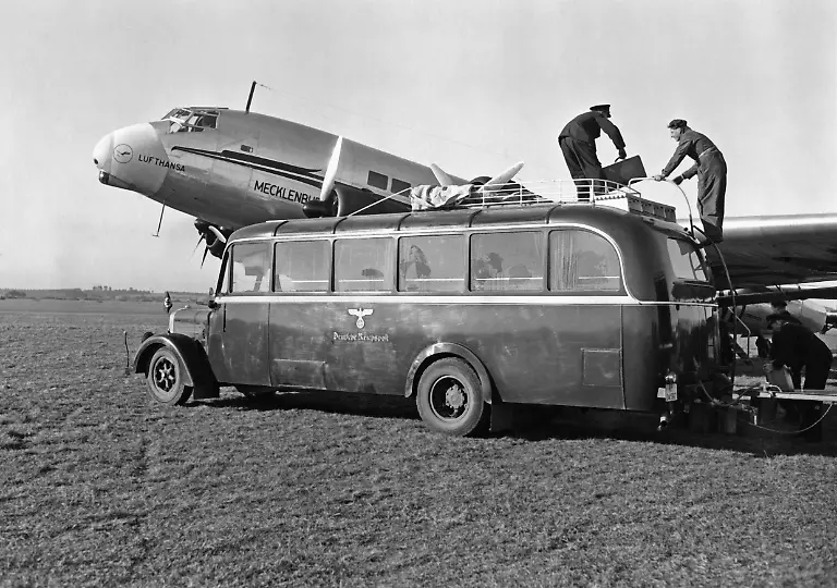 Eine-Junkers-Ju-90-der-Deutschen-Lufthansa-wird-vor-einem-Flug-von-Rangsdorf-bei-Berlin-nach-Wien-betankt-und-beladen-Aufnahmedatum-01-01-1940-31-12