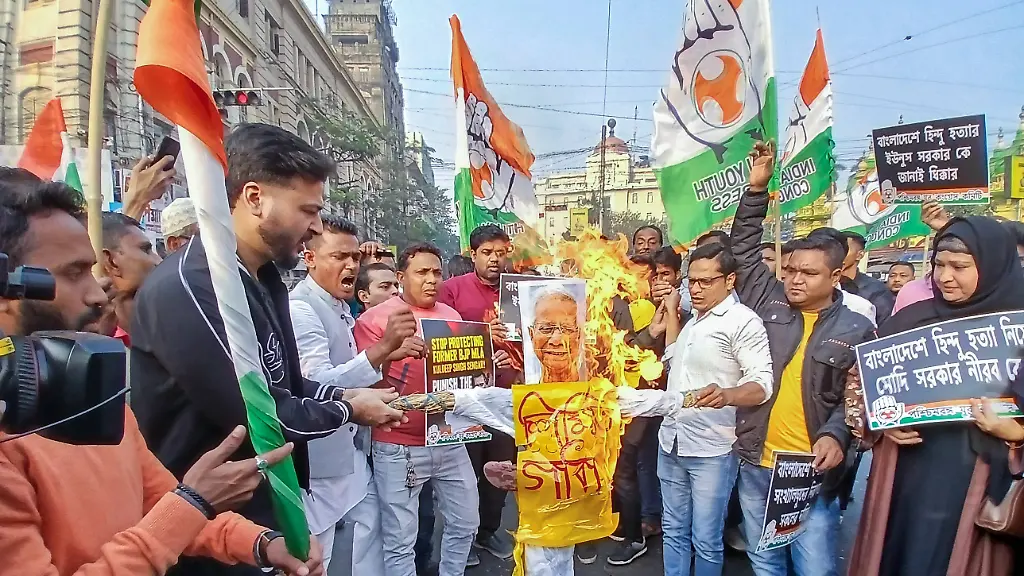 West-Bengal-Youth-Congress-members-block-road-and-protest-against-the-atrocities-on-Hindus-in-Bangladesh-Kolkata-Dec-27-ANI-West-Bengal-Youth-Congress-members-block-road-and-protest-against-the-atrocities-on-Hindus-in-Bangladesh-at-Esplanade-in-Kolkata-on-Saturday