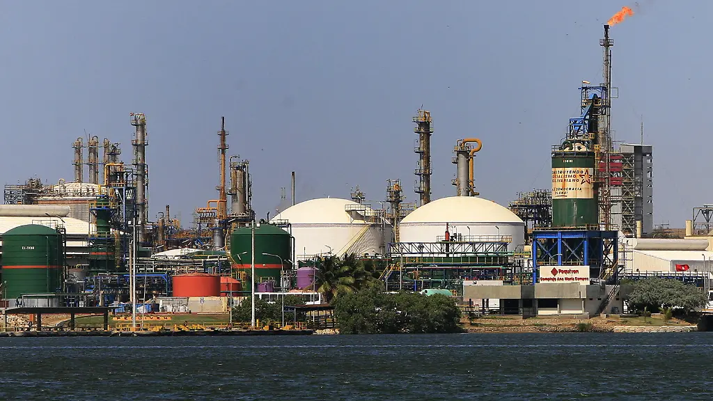 Venezuela-Miranda-Municipality-November-21-2025-Image-of-the-Ana-Maria-Campos-Petrochemical-Complex-the-main-methane-gas-processor-in-western-Venezuela-this-Friday-November-21-in-the-Miranda-Municipality-of-Zulia-State-Venezuela-President-Nicolas-Maduro-asserted-yesterday-Thursday-that-the-first-gas-export-shipment-has-already-reached-the-border-with-Colombia-However-he-indicated-that-the-export-of-the-hydrocarbon-is-awaiting-the-resolution-of-some-technical-aspects-of-which-he-did-not-offer-details-Both-countries-agreed-in-mid-June-to-the-creation-of-a-binational-economic-zone-to-boost-production-and-trade-with-an-emphasis-on-energy-A-year-ago-the-state-owned-PDVSA-presented-a-production-target-for-2025-of-almost-2-billion-cubic-feet-per-day