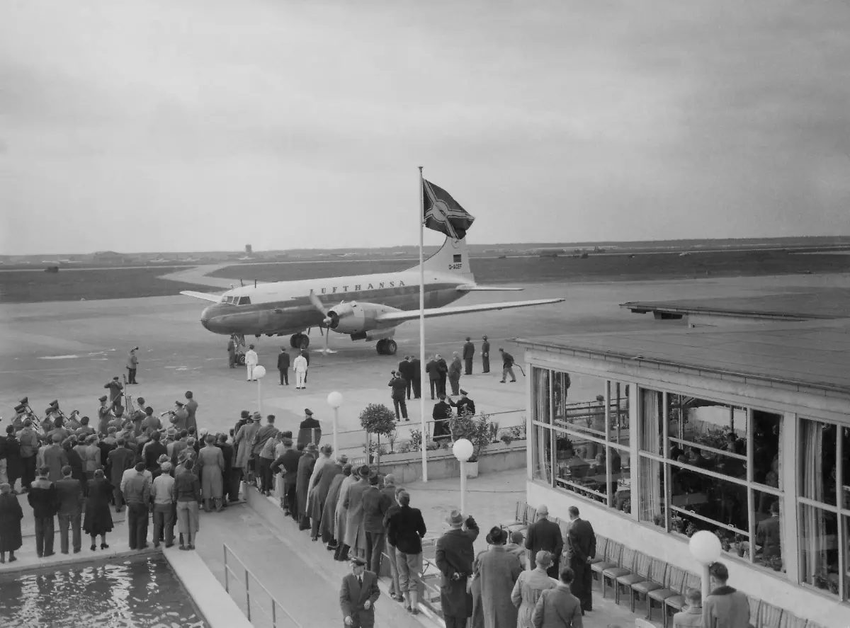 A-Convair-of-the-revived-German-Lufthansa-airline-calls-at-Frankfurt-on-its-first-regular-domestic-flight-from-Hamburg-to-Munich-April-1-1955-Services-to-London-Paris-and-Madrid-start-May-15-and-a-transatlantic-service-to-New-York-on-June-1-The-last-flight-of-the-old-Lufthansa-was-from-Berlin-April-21-1945