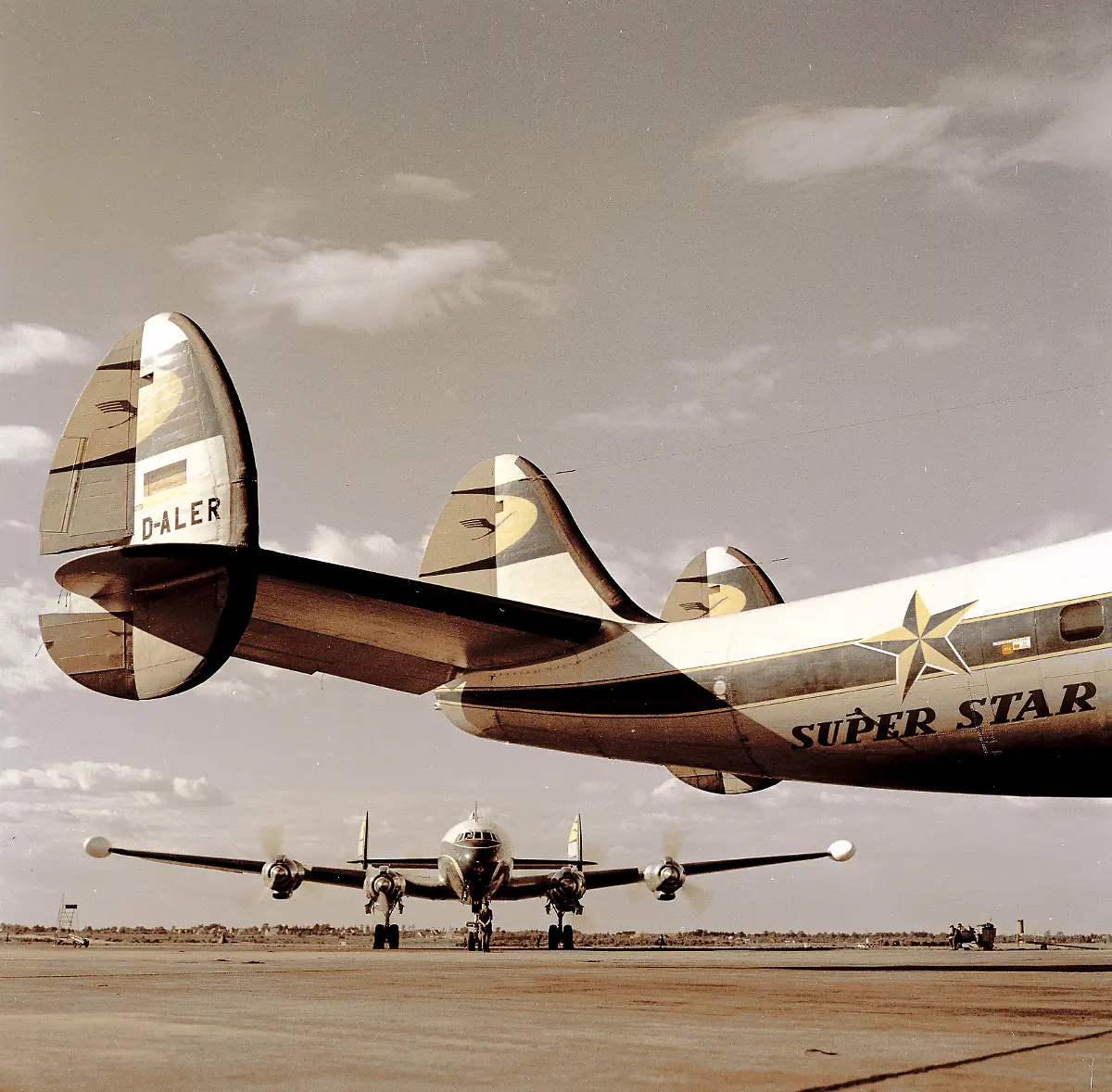 Propellermaschinen-der-Lufthansa-Foto-Luftfahrt-Flugzeuge-Viermotorige-Propellermaschinen-der-deutschen-Lufthansa-auf-dem-Hamburger-Flughafen-Foto-1958-E-Propeller-planes-Lufthansa-Photo-Flight-Aeroplanes-Four-motor-propeller-planes-of-German-Lufthansa-at-Hamburg-airport-Photo-1958