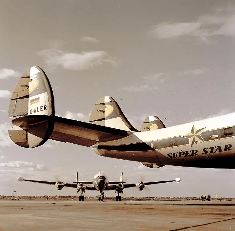 Propellermaschinen-der-Lufthansa-Foto-Luftfahrt-Flugzeuge-Viermotorige-Propellermaschinen-der-deutschen-Lufthansa-auf-dem-Hamburger-Flughafen-Foto-1958-E-Propeller-planes-Lufthansa-Photo-Flight-Aeroplanes-Four-motor-propeller-planes-of-German-Lufthansa-at-Hamburg-airport-Photo-1958