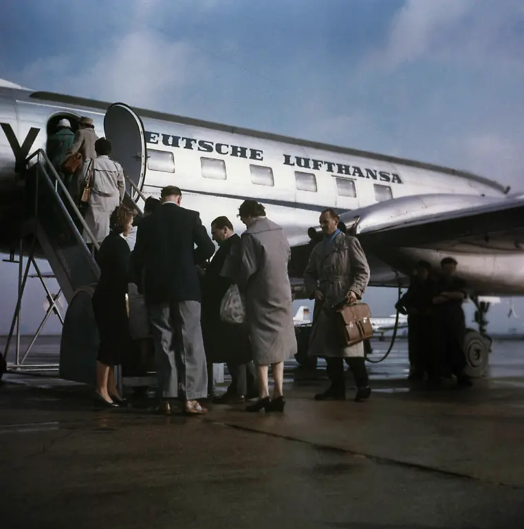 Verkehr-Luftfahrt-Flugzeug-Fluggaeste-gehen-an-Bord-einer-Iljuschin-Il-14-der-Deutschen-Luthansa-der-DDR-Foto-undatiert-um-1955-60-Kurt-Hartmann-Leipzig-DDR