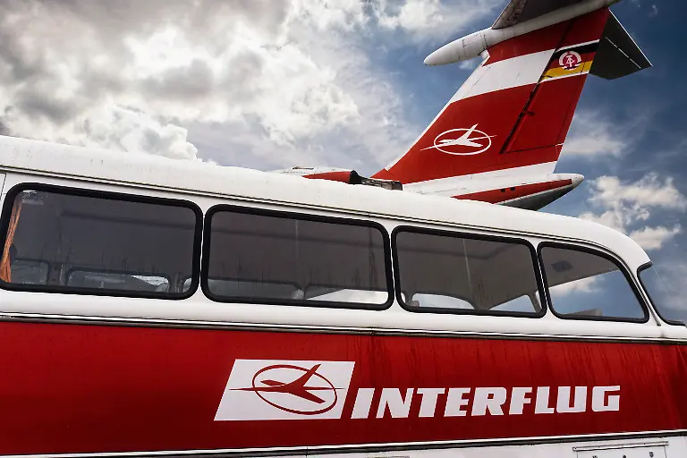 Detail-eines-Busses-und-Leitwerk-eines-Flugzeuges-von-Interflug