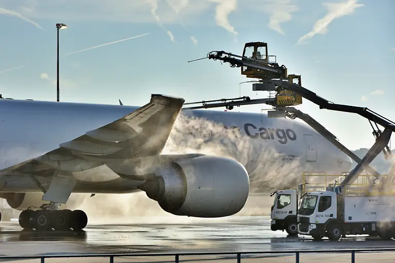 Enteisung-eines-Flugzeuges-bei-frostigen-Temperaturen-am-Frankfurter-Flughafen