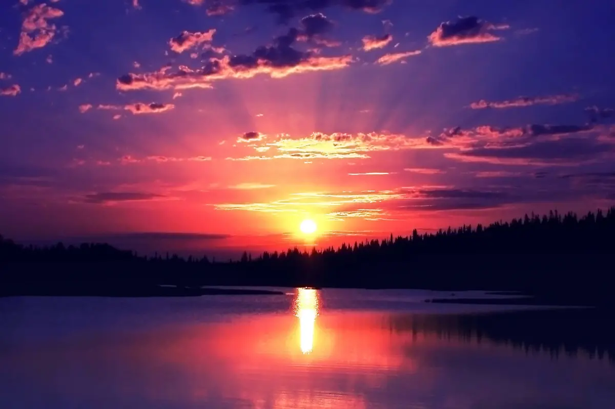 Rukasee-mit-Mitternachtssonne-Finnland-Oulu-Kuusamo-Lake-Ruka-at-midnight-Finland-Oulu-Kuusamo