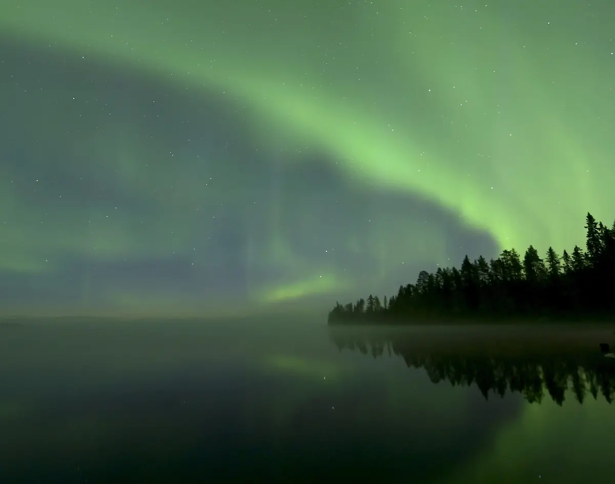 Nordlicht-ueber-dem-Piispajaervi-See-am-fruehen-Morgen