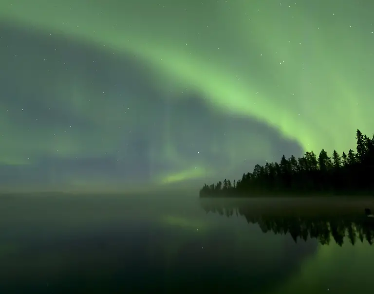 Nordlicht-ueber-dem-Piispajaervi-See-am-fruehen-Morgen
