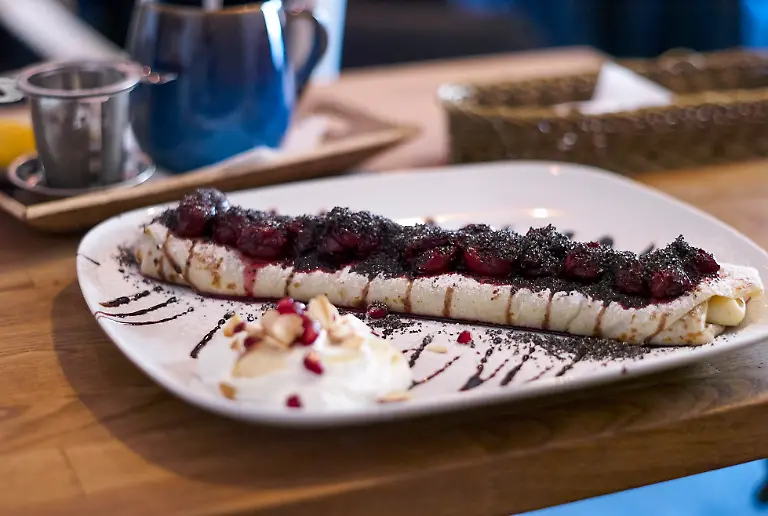 Palacinky-sind-duenne-Pfannkuchen-die-es-in-suessen-oder-herzhaften-Varianten-gibt-Sie-werden-im-slowakischen-Trencin-in-zahlreichen-Cafes-angeboten