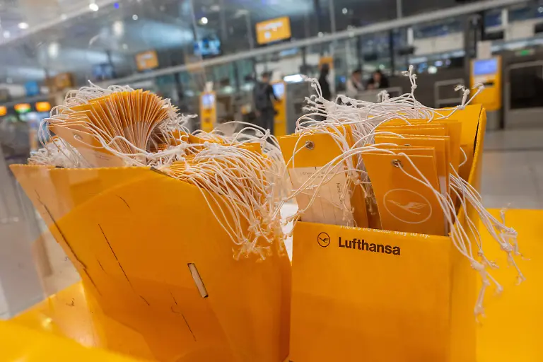 Kofferanhaenger-mit-dem-Logo-der-Lufthansa-stehen-am-Check-in-Schalter-der-Flugggesellschaft-Wegen-des-ganztaegige-Pilotenstreiks-der-Gewerkschaft-Vereinigung-Cockpit-sind-zahlreiche-Fluege-der-Lufthansa-gestrichen-worden