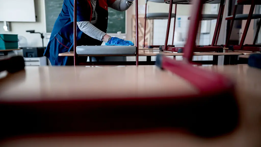 Putzen-fuer-15-Euro-die-Stunde-Nach-Auskunft-der-IG-Bau-bekommen-die-meisten-Reinigungskraefte-in-Mecklenburg-Vorpommern-den-branchenweit-geltenden-Mindestlohn