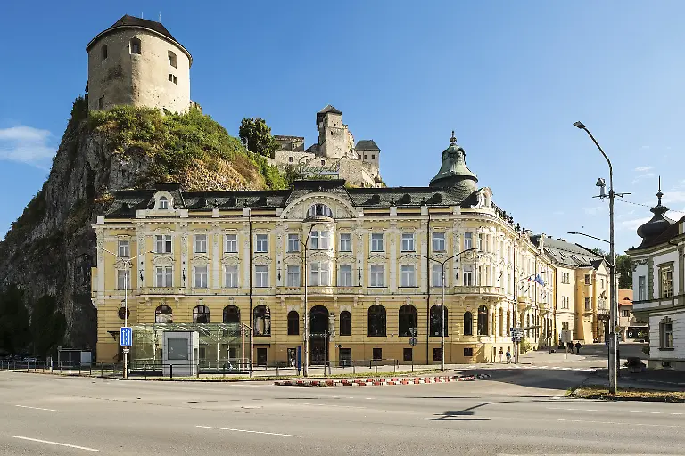 Hotel-Elizabeth-mit-Relief-von-Jan-Jiskra-am-Berg-der-Burg-in-Trencin-Kulturhauptstadt-2026-Tren-in-Slowakei