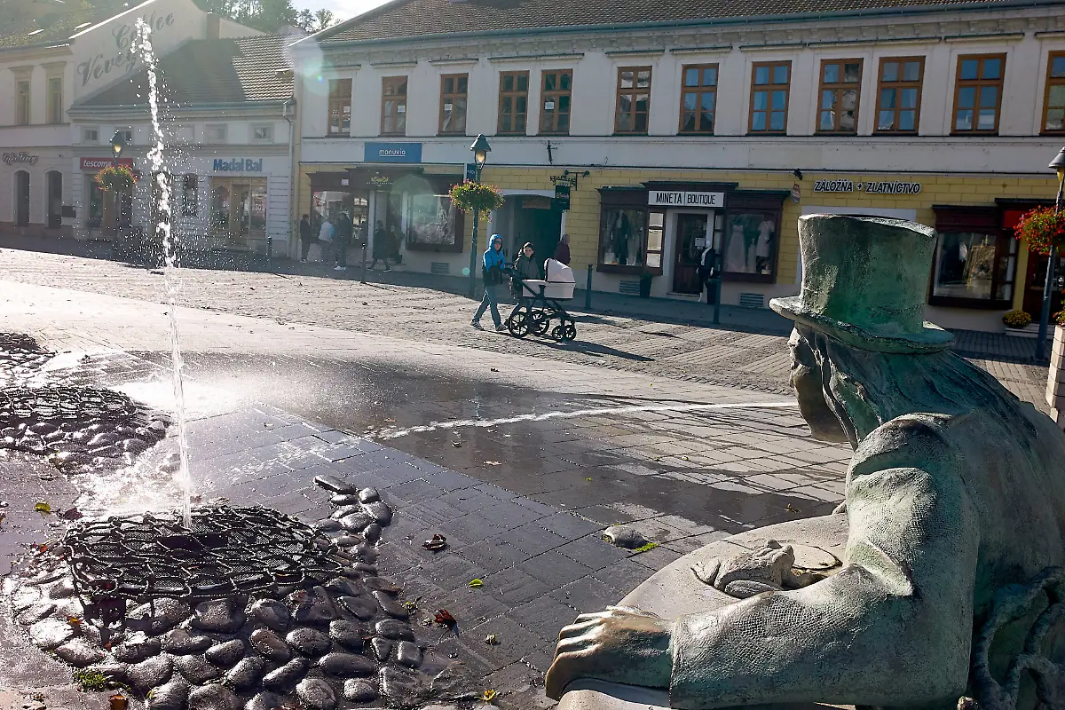 Ein-Wassermann-sprueht-eine-Fontaene-auf-einem-Platz-in-der-Fussgaengerzone-im-Zentrum
