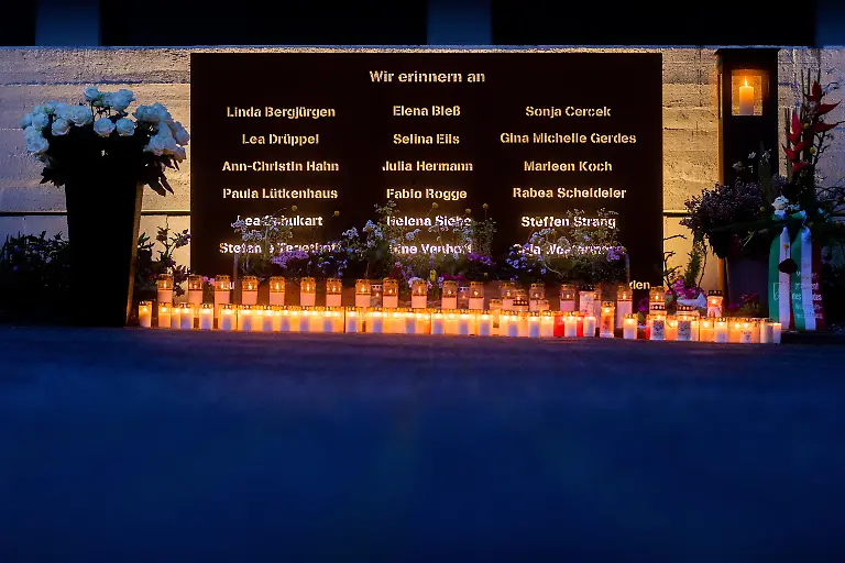 Kerzen-fuer-die-18-Opfer-leuchten-an-der-Gedenkstaette-vor-dem-Joseph-Koenig-Gymnasium-Vor-fuenf-Jahren-zerschellte-der-Germanwings-Airbus-mit-der-Flugnummer-4U9525-an-einem-Berg-in-den-Alpen-Alle-150-Insassen-starben-Das-Landgericht-Essen-verkuendet-am-01-07-2020-seine-Entscheidung-im-Schmerzensgeldprozess-um-den-Germanwings-Absturz