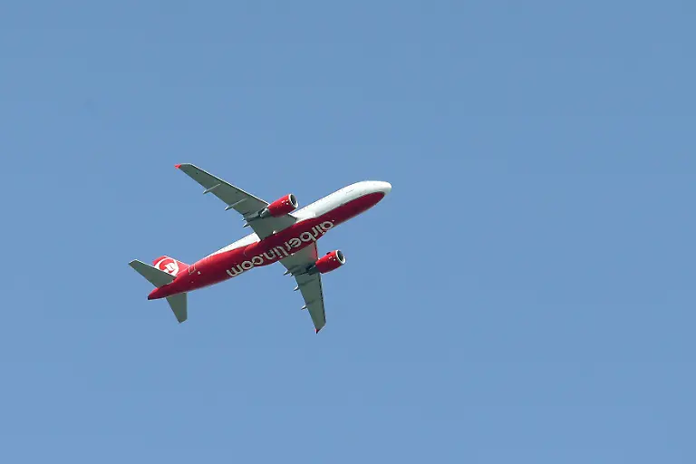 01-05-2024-Hannover-Niedersachsen-GER-A320-der-insolventen-Fluggesellschaft-Air-Berlin-A320-Air-airberlin-Airbus-Airbus-320-Airline-aufwaerts-aussen-Aussenaufnahme-deutsch-Deutschland-Europa-europaeisch-Ferien-Ferienflieger-Fernreise-Firmenemblem-Firmenlogo-Flieger-Flugbetrieb-Fluggesellschaft-Fluglinie-Flugreise-Flugtechnik-Flugverkehr-Flugzeug-Hannover-insolvent-Kurzstreckenflugzeug-Logo-Luft-Luftfahrt-Luftfahrtgesellschaft-Luftfahrtunternehmen-Luftverkehr-Niedersachsen-Passagierflugzeug-Passagiermaschine-Pauschalflieger-pleite-QF-Querformat-Reise-Schrift-Schriftzug-Steigflug-Tourismus-Transport-Urlaub-Verkehr-verreisen-Westeuropa-Wirtschaft-zivile-Luftfahrt-Zivilluftfahrt-240501D850HANNOVER