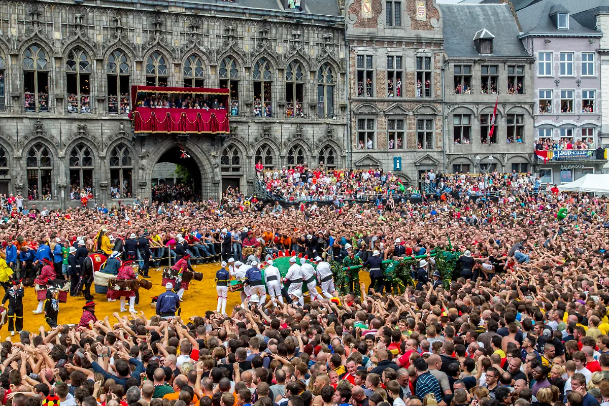 Stadtfest-Doudou-seit-dem-13-Jahrhundert-Hoehepunkt-ist-der-Lumecon-der-Kampf-von-St