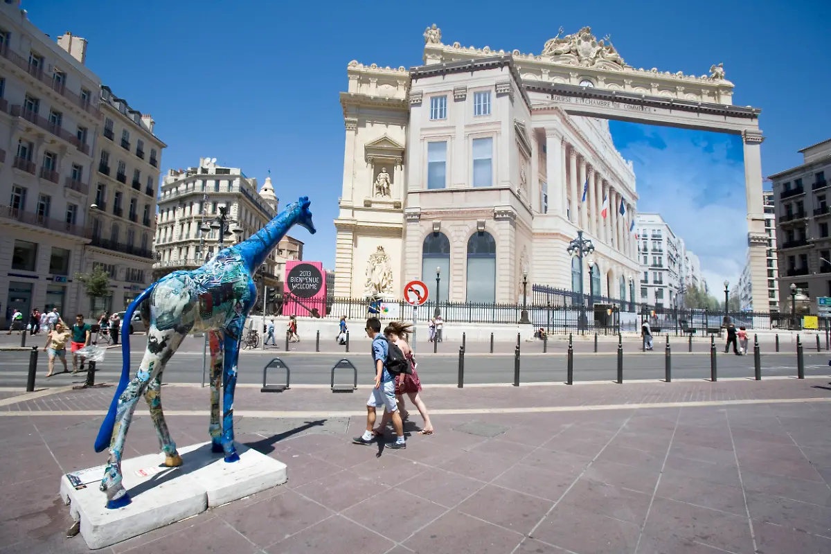 FRANKREICH-MARSEILLE-23-06-2013-Bemalte-Giraffenfigur-vor-der-Bourse-et-Chambre-de-Commerce-Boerse-in-der-City-von-Marseille-der-europaeischen-Kulturhauptstadt-2013