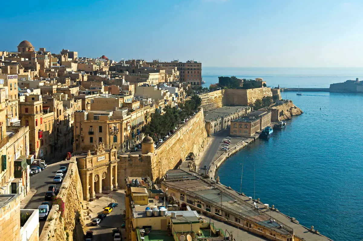 Stadtansicht-am-Hafenbecken-zwischen-Victoria-Gate-und-Lower-Barakka-Gardens-Europaeische-Kulturhauptstadt-2018-Valletta-Malta-Europa