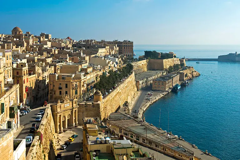 Stadtansicht-am-Hafenbecken-zwischen-Victoria-Gate-und-Lower-Barakka-Gardens-Europaeische-Kulturhauptstadt-2018-Valletta-Malta-Europa