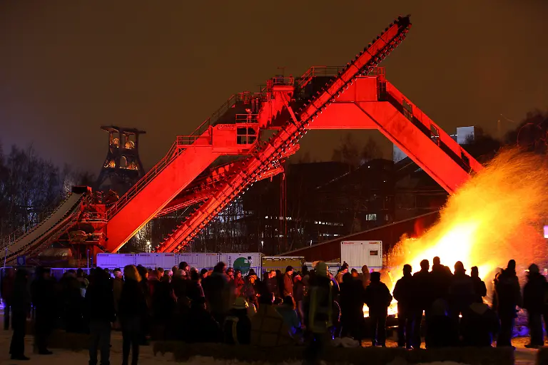 Lichtinstallation-Ungestuemes-Ungetuem-beleuchteter-Portalkratzer-Bagger-Lagerfeuer-beim-Kulturfest-GlueckAuf2010-zum-Auftakt-des-Europaeischen-Kulturhauptstadt-Jahres-auf-dem-Gelaende-der-Zeche-und-Kokerei-Zollverein-Essen-Nordrhein-Westfalen-Deutschland-Europa