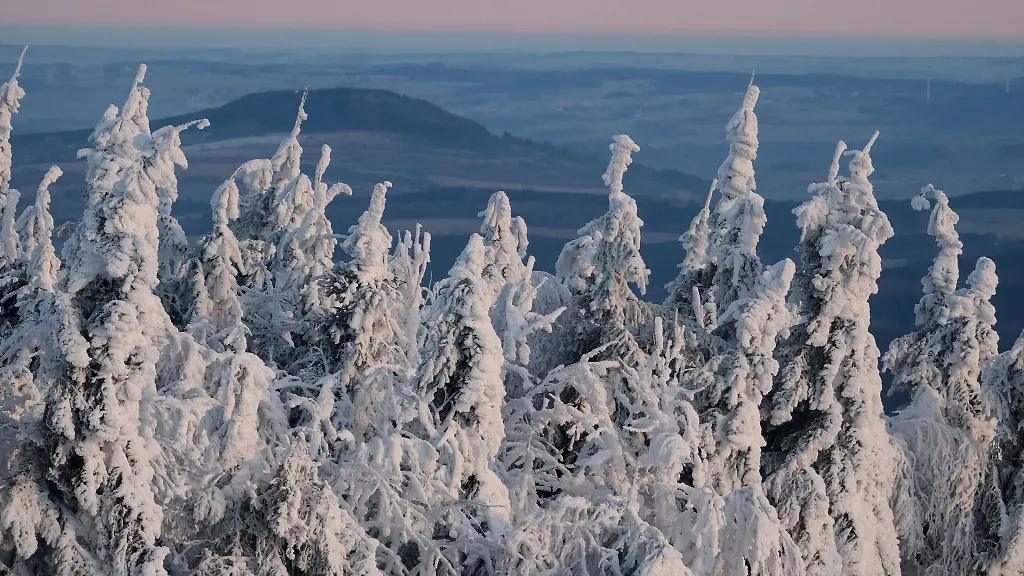 Aktuell-liegen-rund-30-Zentimeter-Schnee-auf-dem-Fichtelberg