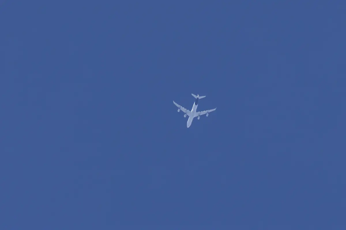 Airbus-A340-Jet-Passagierflugzeug-der-Lufthansa-Airlines-das-am-blauen-Himmel-fliegt-England-Grossbritannien