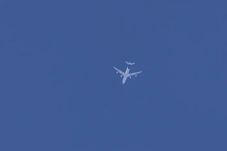 Airbus-A340-Jet-Passagierflugzeug-der-Lufthansa-Airlines-das-am-blauen-Himmel-fliegt-England-Grossbritannien