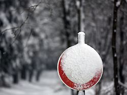 Winterliche Straßen: Bleiben zugeschneite Schilder gültig?
