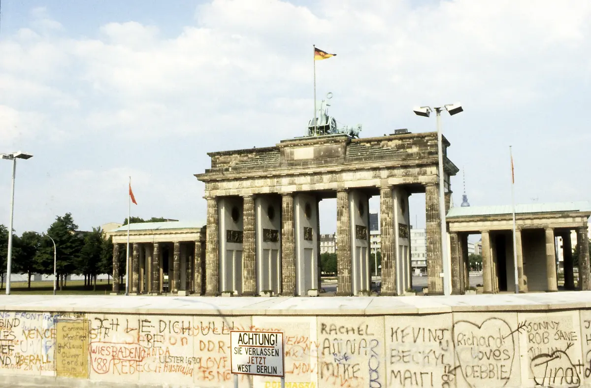 Feature-Symbol-Berliner-Mauer-06-88-hoer-Berliner-Mauer-und-Brandenburger-Tor-im-Juni-1988-Deutschland-Einheit-deutsche-DDR-Deutsche-Demokratische-Republik-Bundesrepublik-Deutschland-BRD-Hauptstadt-geteilte-Stadt-Ostberlin-Westberlin-West-Ost-Grenze-Berlin-Ostberlin-Westberlin-wall-border-gdr-germany-capital-city-quer-draussen