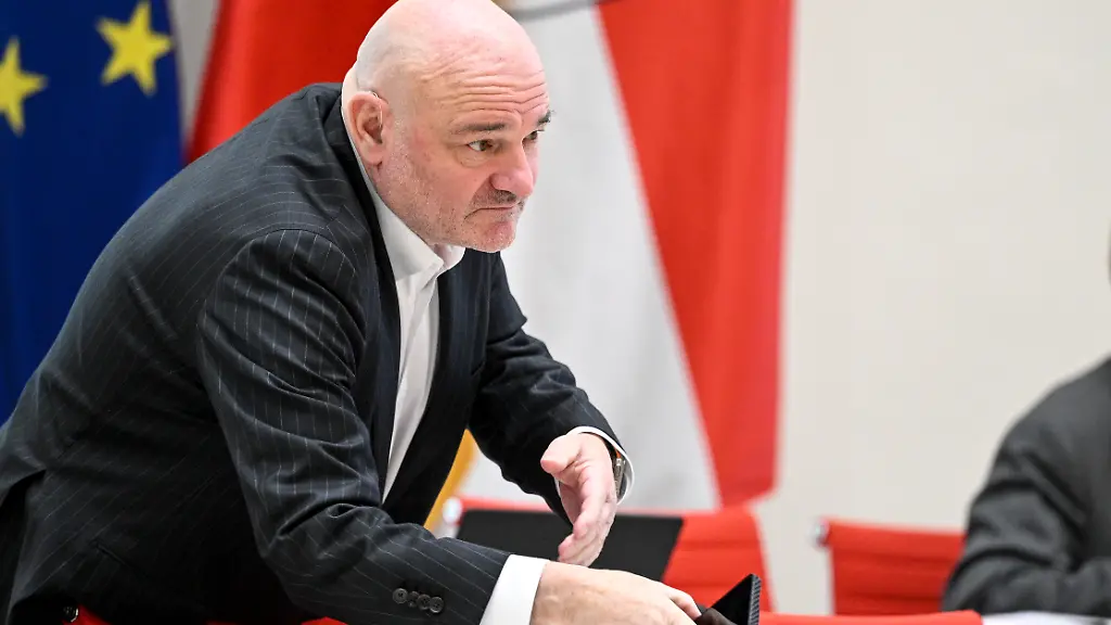 Robert-Crumbach-BSW-Brandenburgs-Minister-der-Finanzen-und-fuer-Europa-kommt-zur-Sitzung-des-Brandenburger-Landtages-Behandelt-wird-u-a-der-Medienstaatsvertrag-zum-Jugendmedienschutz-und-Reformstaatsvertrag-Die-BSW-Fraktion-will-mehrheitlich-dagegen-stimmen-damit-kaeme-keine-eigene-Koalitionsmehrheit-zustande-die-CDU-will-aber-dafuer-stimmen-damit-eine-Mehrheit-vorhanden-ist