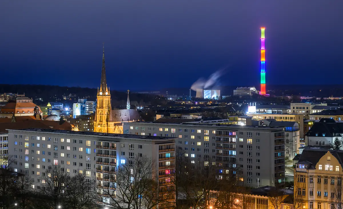 Blick-ueber-das-Zentrum-der-Stadt-mit-der-Petrikirche-zum-stillgelegten-302-Meter-hohen-Schornstein-des-Heizkraftwerkes-der-vom-franzoesischen-Kuenstler-Daniel-Buren-gestaltet-wurde-Am-18-Januar-laeutet-die-Stadt-mit-einem-grossen-Fest-das-Jahr-als-Kulturhauptstadt-Europas-ein-Dazu-werden-etwa-80-000-Besucher-in-der-Innenstadt-erwartet-Nach-jahrelangen-Vorbereitungen-ist-die-Stadt-nun-zusammen-mit-Nova-Gorica-in-Slowenien-Kulturhauptstadt