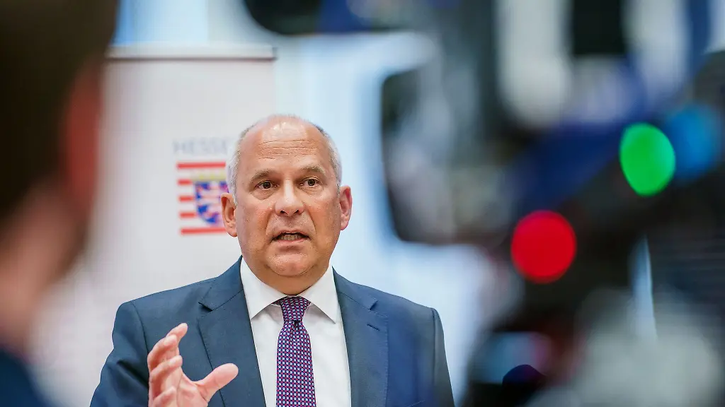 Fuer-das-Jahr-2025-erwartet-Innenminister-Poseck-einen-Anstieg-bei-den-linksextremen-Straftaten-in-Hessen