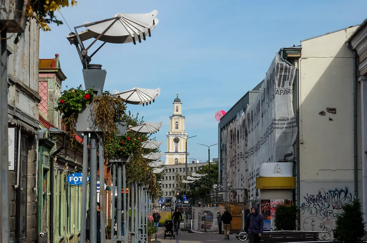 Blick-in-die-Einkaufsstrasse-im-Zentrum-mit-der-Kirche-zur-Heiligen-Dreifaltigkeit-Liepaja-wird-2027-Kulturhauptstadt-Europas