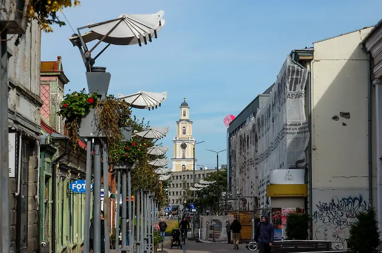 Blick-in-die-Einkaufsstrasse-im-Zentrum-mit-der-Kirche-zur-Heiligen-Dreifaltigkeit-Liepaja-wird-2027-Kulturhauptstadt-Europas