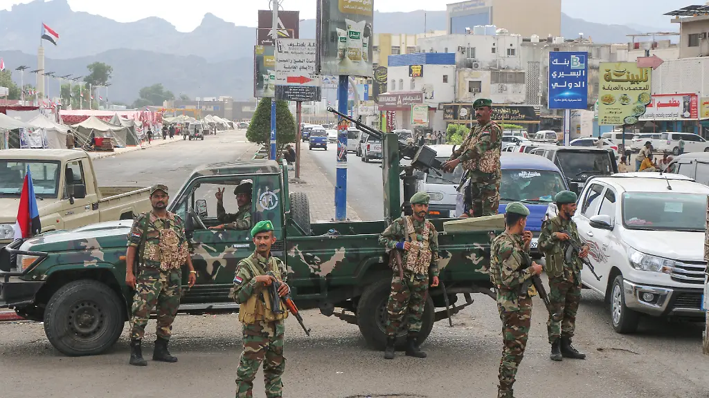 31-12-2025-Jemen-Aden-Suedjemenitische-Soldaten-des-Suedlichen-Uebergangsrats-STC-stehen-an-einem-Kontrollpunkt-in-Aden-Neue-Angriffe-im-Sueden-des-Jemen-befeuern-die-Sorge-vor-einer-weiteren-Eskalation-in-dem-Buergerkriegsland