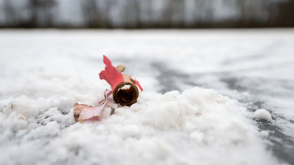In-Dresden-Neustadt-hat-sich-ein-15-Jaehriger-beim-Zuenden-eines-Boellers-verletzt