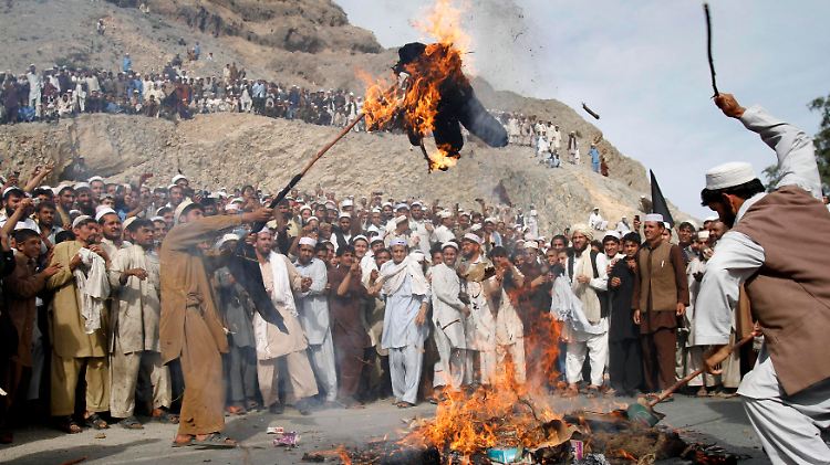 Auch in Shinwar (Provinz Nangarhar) östlich von Kabul verbrennen Demonstranten Puppen und Bildnisse von Pastor Jones.
