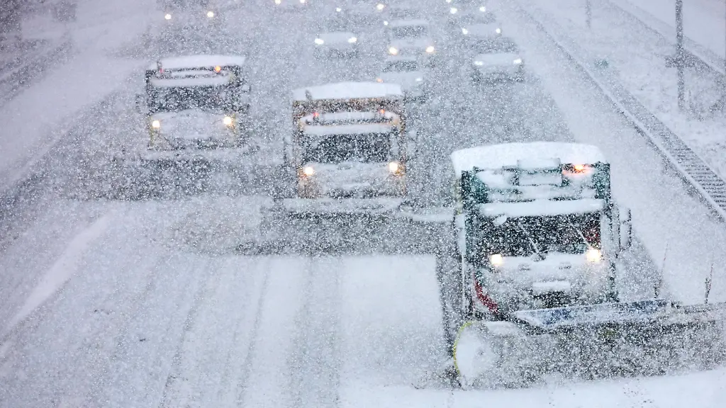 Code-orange-in-the-Netherlands-due-to-winter-weather-AMSTERDAM-05-01-26-Code-orange-in-the-Netherlands-due-to-winter-weather-There-are-disruptions-on-roads-rail-and-at-Schiphol-Airport-Trains-and-air-traffic-are-at-a-standstill-due-to-heavy-snowfall-Traffic-should-expect-slippery-conditions-and-delays